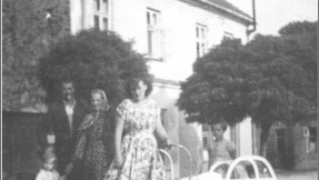 Rok 1954. Młoda mama z dziećmi i rodziną 