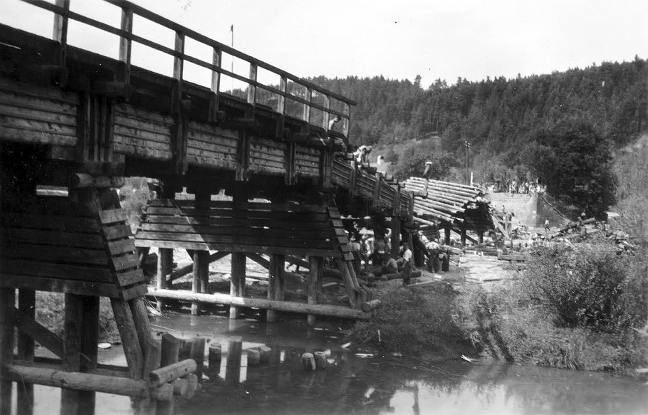 Wrzesień 1939 rok. Most na rzece Raba w Osieczanach naprawiany przez niemieckich żołnierzy