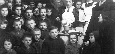 Tak wyglądało dokarmianie dzieci w czasie okupacji niemieckiej rok 1940