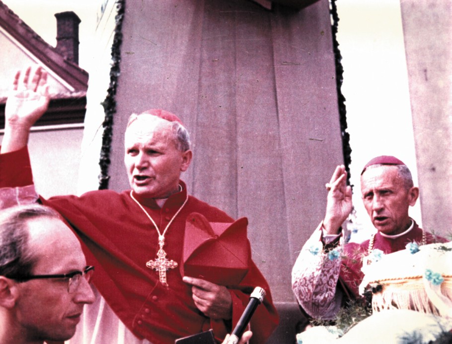 Ks. kardynał Karol Wojtyła z arcybiskupem Antonim Baraniakiem podczas uroczystości koronacyjnych Matki Bożej w Myślenicach