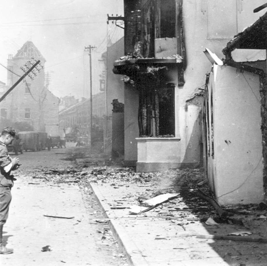 Żołnierz okupanta hitlerowskiego dokumentujący zniszczenia wojenne
