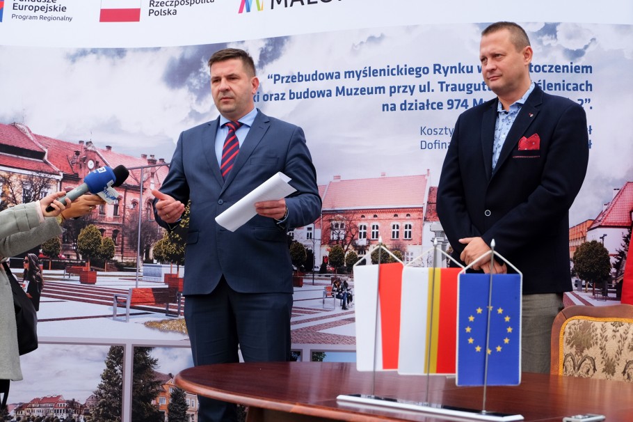 Burmistrz Maciej Ostrowski podpisał umowę na rewitalizację myślenickiego Rynku