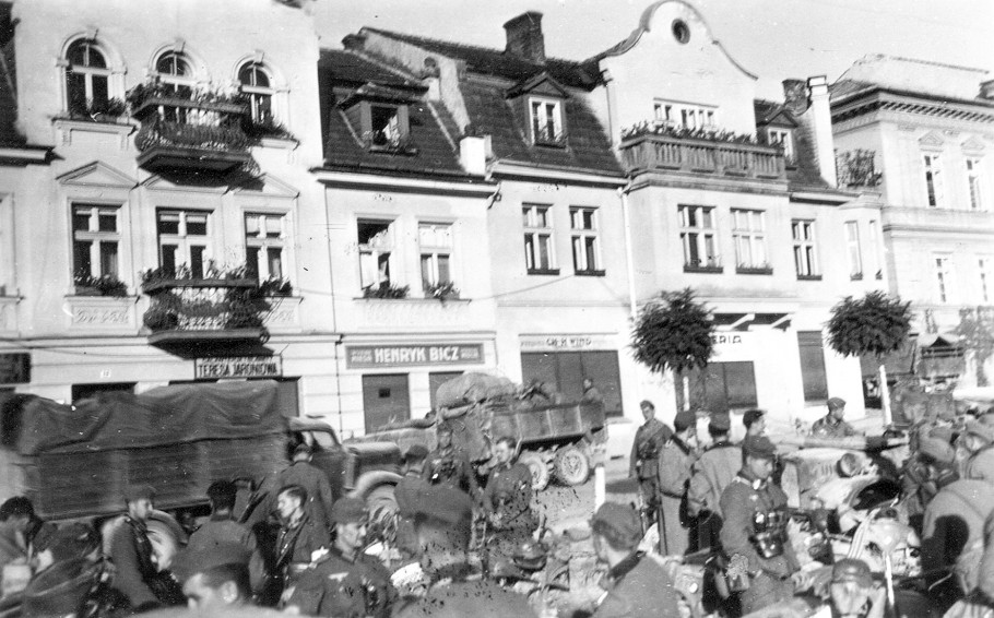 Wojska okupanta hitlerowskiego w Rynku myślenickim, 1939 rok.