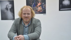 Rafał Zalubowskie-myślenicki artysta, właściciel Szkoły Rysunków, kurator wystawy przeglądowej mgFoto pt. „Mocny punkt”.