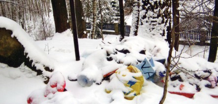Dzikie wysypisko śmieci na kopcu w Osieczanach
