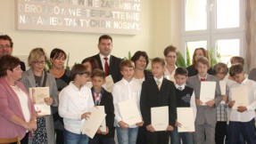 Burmistrz nagrodził najlepszych uczniów