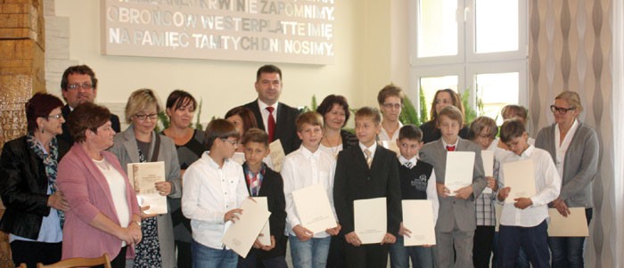 Burmistrz nagrodził najlepszych uczniów