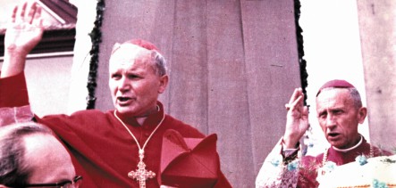 Ks. kardynał Karol Wojtyła z arcybiskupem Antonim Baraniakiem podczas uroczystości koronacyjnych Matki Bożej w Myślenicach