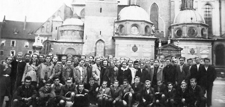 Wycieczka uczniów z Liceum Ogólnokształcącego na Wawel. Rok 1952