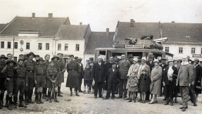 Myślenicki Rynek w latach 30. Wyjazd harcerzy na obóz