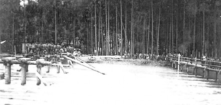 Budowa drewnianego mostu łączącego Myślenice z Zarabiem. Lata 30. ubiegłego wieku