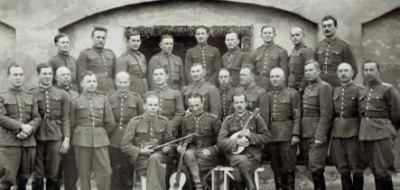Stefan Gędźba, z Krzywaczki,     wśród żołnierzy  w obozie dla internowanych w Bregenc Major na Węgrzech.