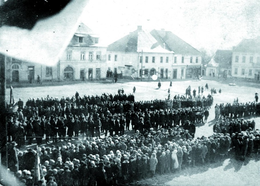 Święta Narodowego na myślenickim rynku 19 marca 1935 roku. 