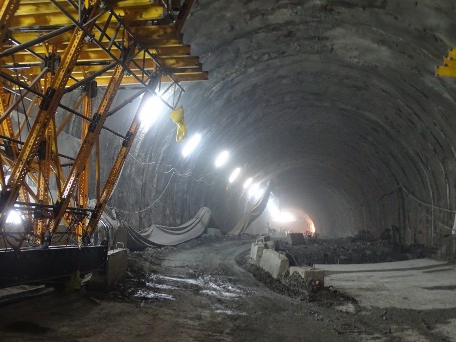 Lewy tunel, w ciągu S7 Naprawa – Skomielna Biała przebity