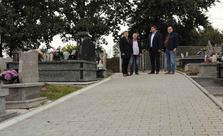Wybrukowano alejkę na cmentarzu w Krzyszkowicach