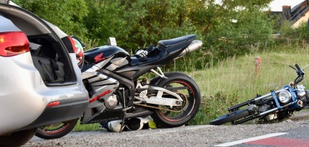 Zderzenie motocykla z motorowerem w Brzączowicach. Uczestnicy zdarzenia bez uprawnień