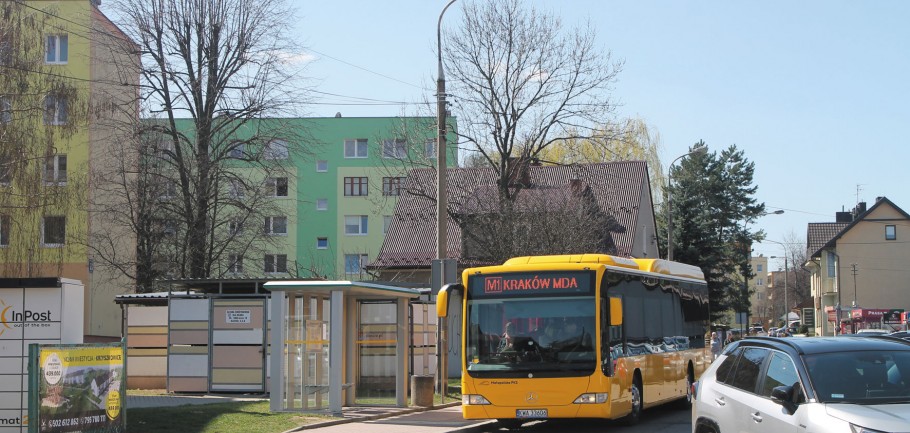 Żółte autobusy zjeżdżają z trasy