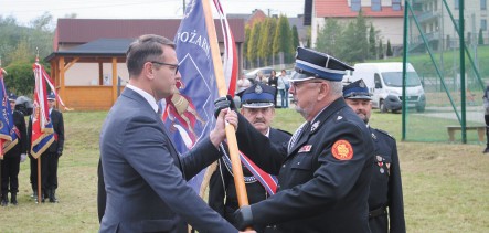 Druhowie z OSP w Bęczarce mają nowy sztandar