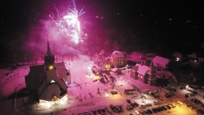 Ogromna choinka stanęła w Trzemeśni