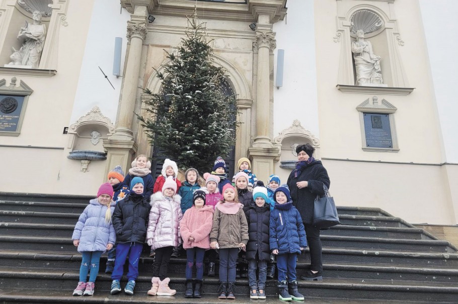 Przedszkolaki
z Ósemki kolędują w Kalwarii