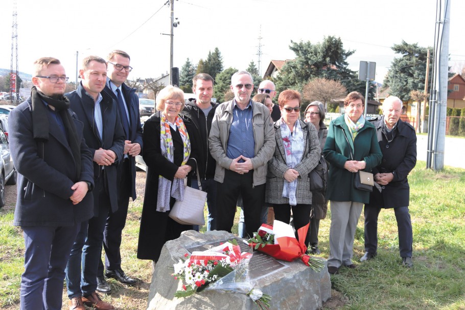 Zasłużeni dla Myślenic mają swoją tablicę przy rondzie ich imienia