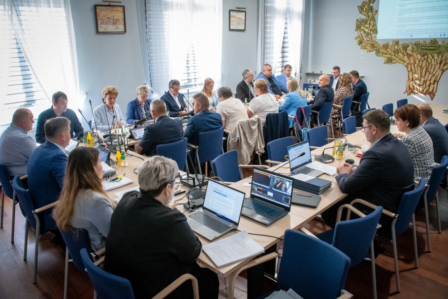 Radni na sesji o odbiorze ścieków i workach na odpady